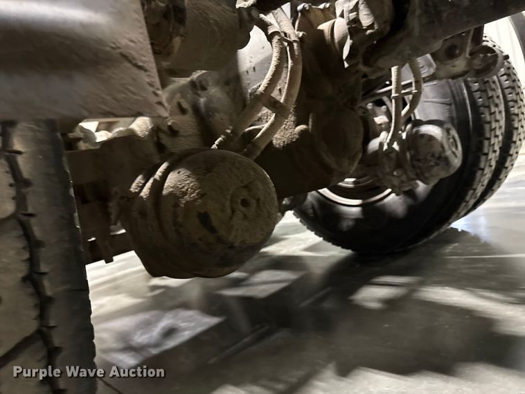 image for item EA2233 2002 Volvo VNL semi truck