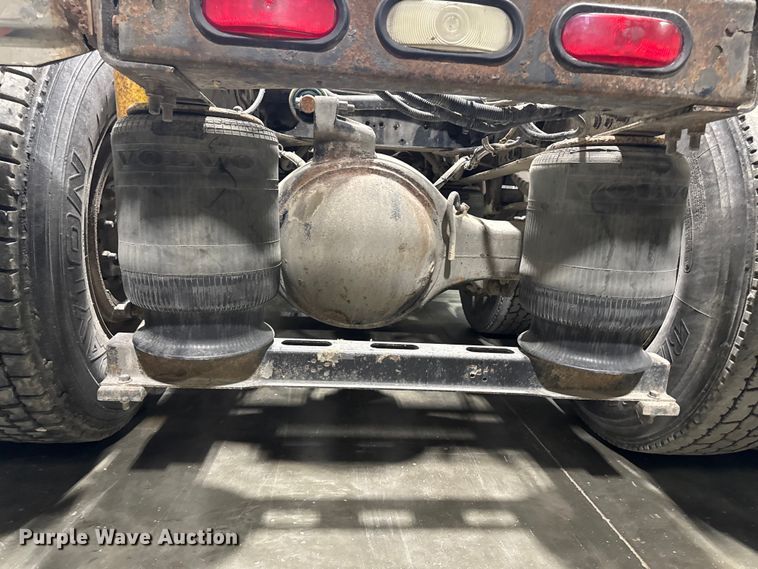 image for item EA2233 2002 Volvo VNL semi truck