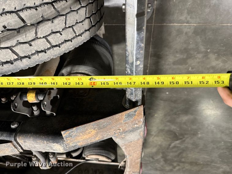 image for item EA2233 2002 Volvo VNL semi truck