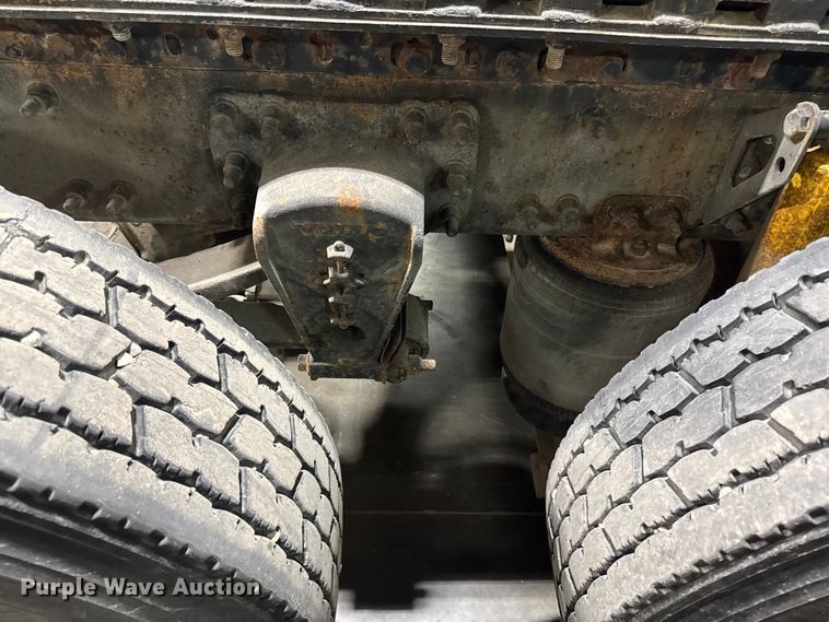 image for item EA2233 2002 Volvo VNL semi truck