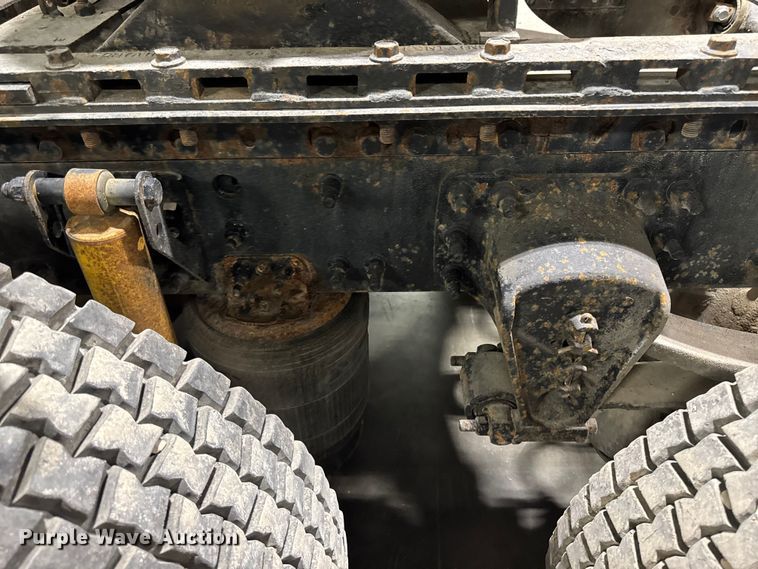 image for item EA2233 2002 Volvo VNL semi truck