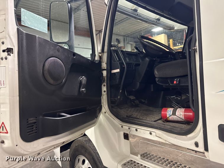 image for item EA2233 2002 Volvo VNL semi truck