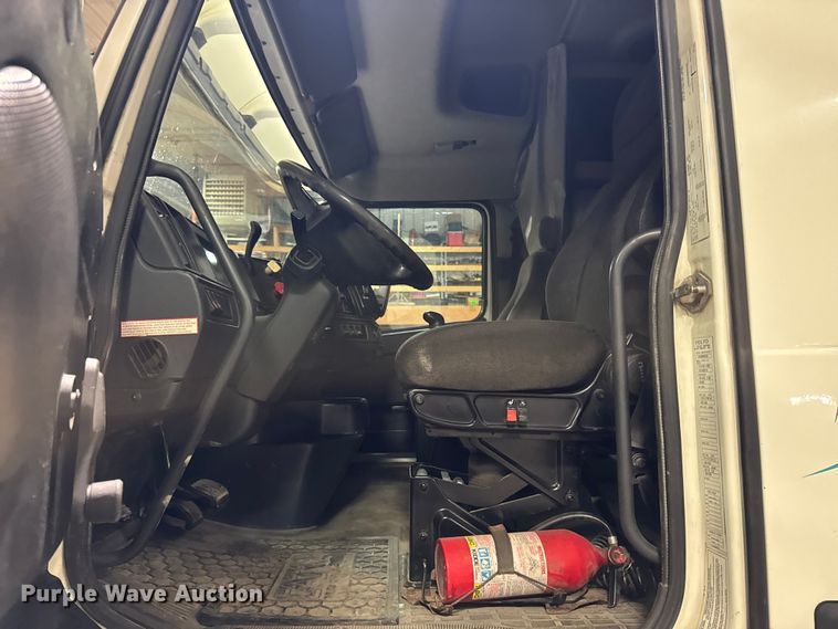 image for item EA2233 2002 Volvo VNL semi truck