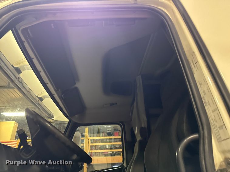 image for item EA2233 2002 Volvo VNL semi truck