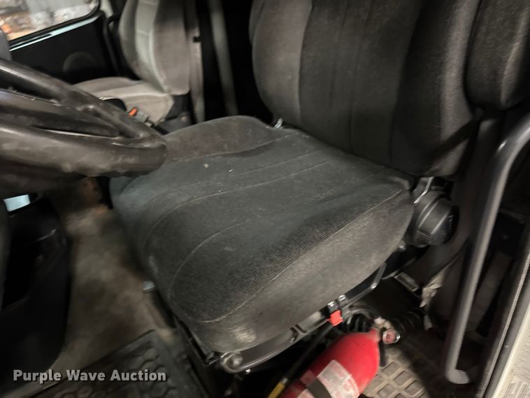 image for item EA2233 2002 Volvo VNL semi truck