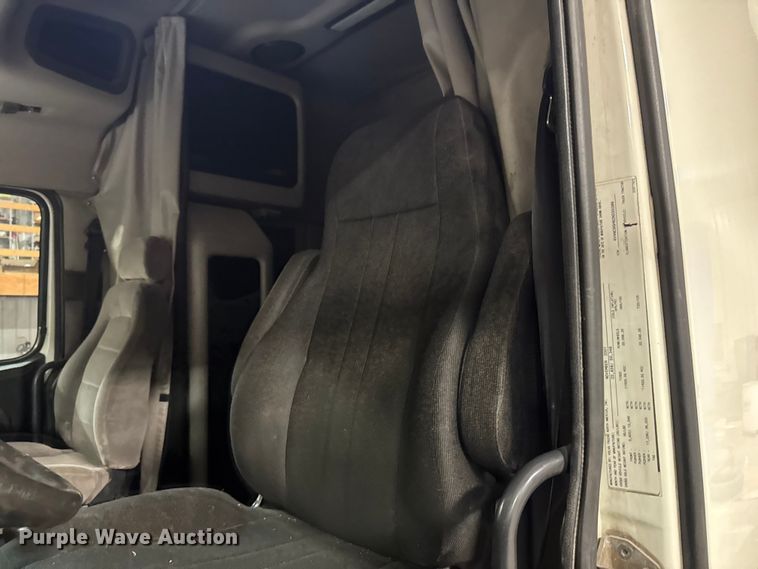 image for item EA2233 2002 Volvo VNL semi truck