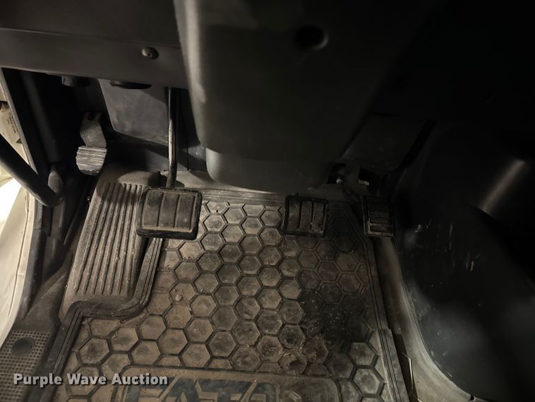 image for item EA2233 2002 Volvo VNL semi truck