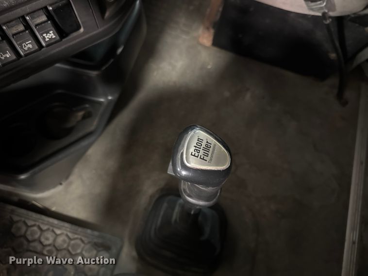 image for item EA2233 2002 Volvo VNL semi truck