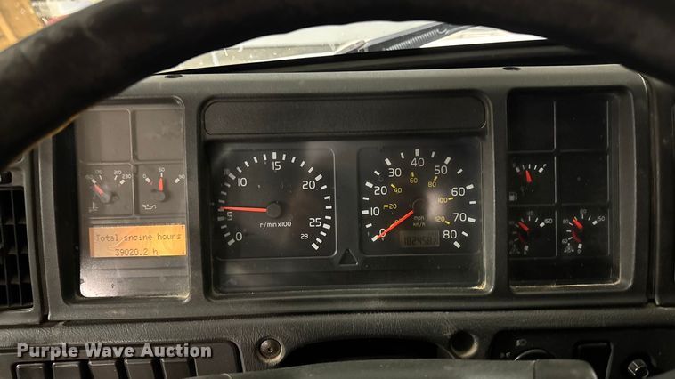 image for item EA2233 2002 Volvo VNL semi truck