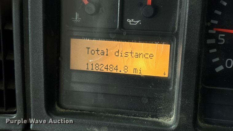 image for item EA2233 2002 Volvo VNL semi truck