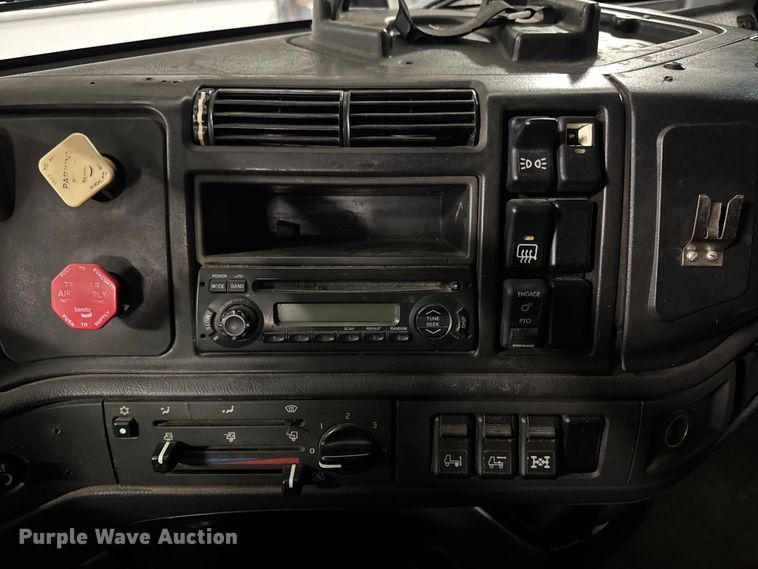 image for item EA2233 2002 Volvo VNL semi truck