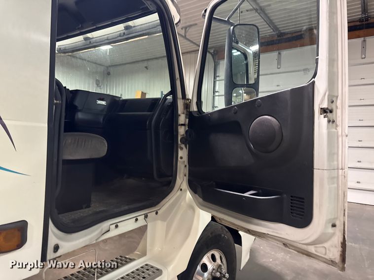 image for item EA2233 2002 Volvo VNL semi truck