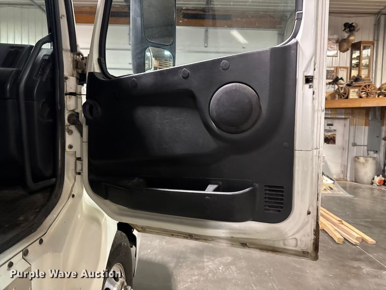 image for item EA2233 2002 Volvo VNL semi truck