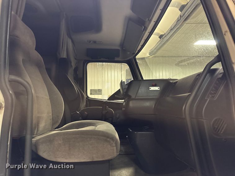 image for item EA2233 2002 Volvo VNL semi truck