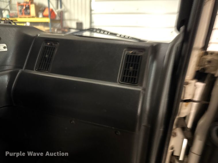 image for item EA2233 2002 Volvo VNL semi truck