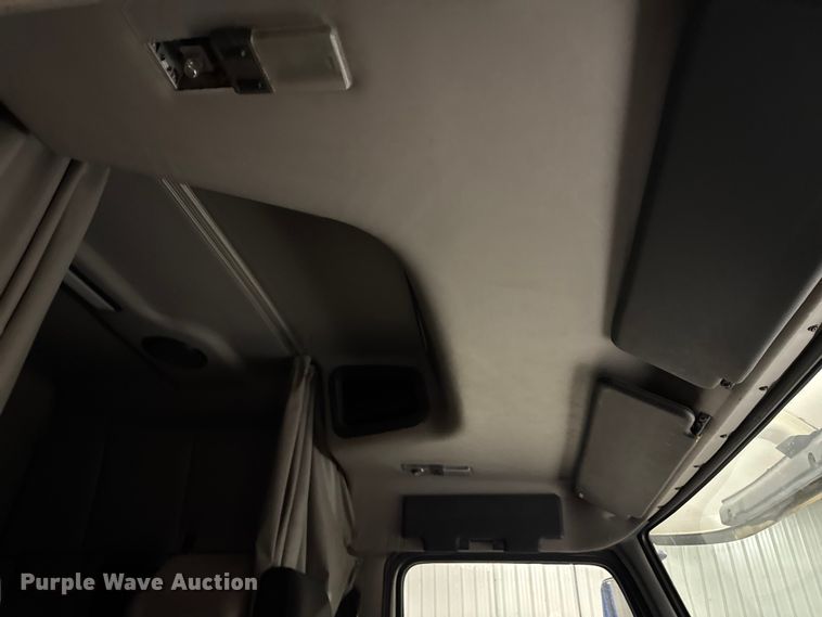 image for item EA2233 2002 Volvo VNL semi truck