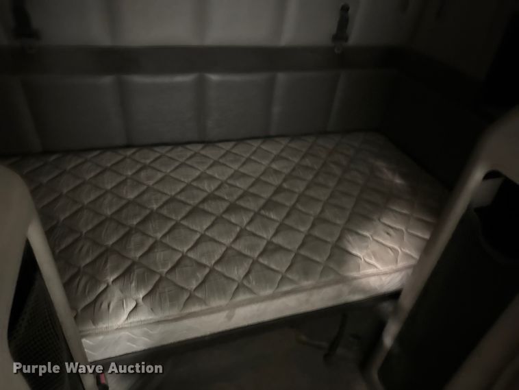 image for item EA2233 2002 Volvo VNL semi truck