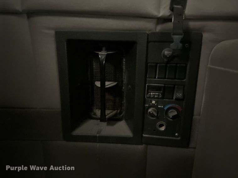 image for item EA2233 2002 Volvo VNL semi truck