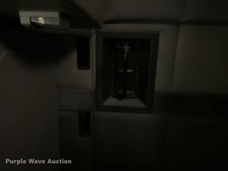 image for item EA2233 2002 Volvo VNL semi truck