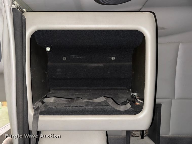 image for item EA2233 2002 Volvo VNL semi truck