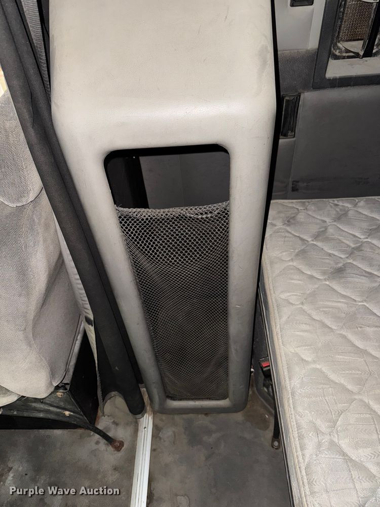 image for item EA2233 2002 Volvo VNL semi truck