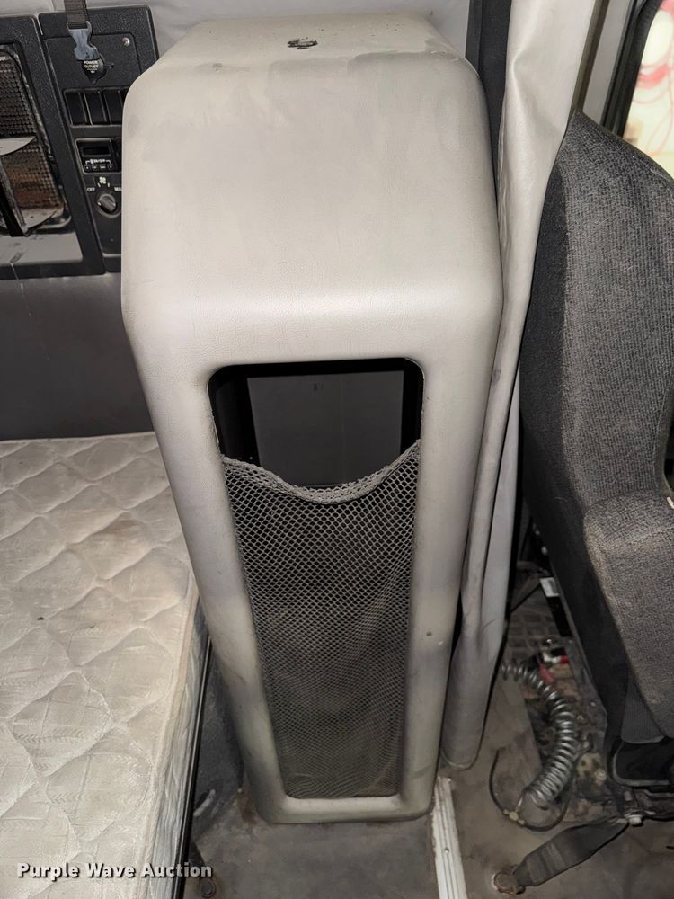 image for item EA2233 2002 Volvo VNL semi truck