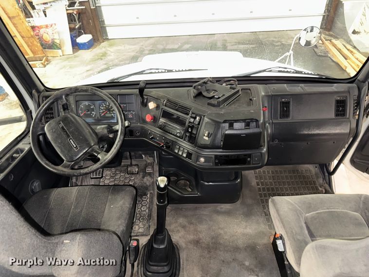 image for item EA2233 2002 Volvo VNL semi truck