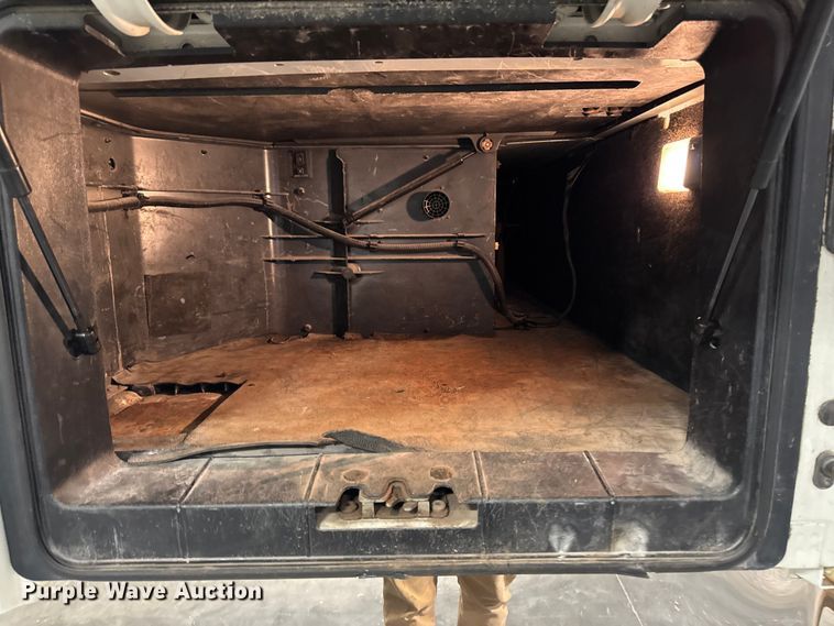 image for item EA2233 2002 Volvo VNL semi truck