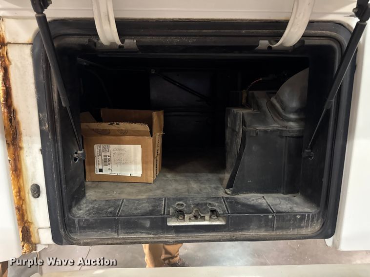 image for item EA2233 2002 Volvo VNL semi truck