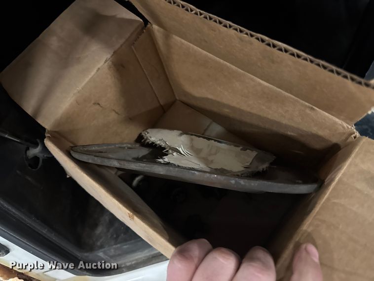 image for item EA2233 2002 Volvo VNL semi truck