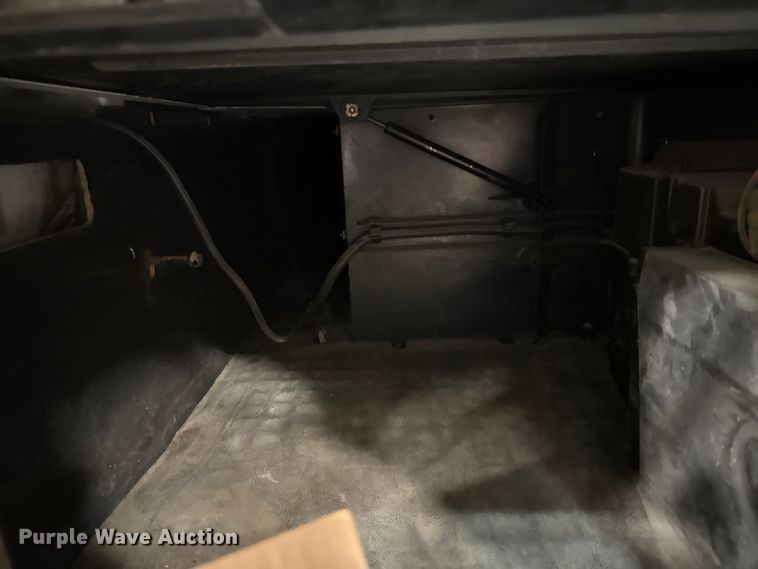 image for item EA2233 2002 Volvo VNL semi truck