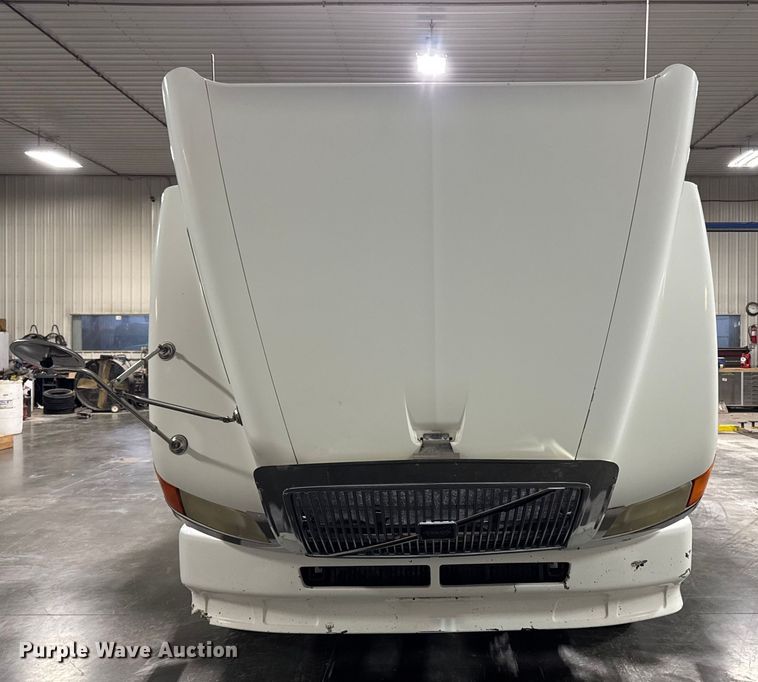 image for item EA2233 2002 Volvo VNL semi truck