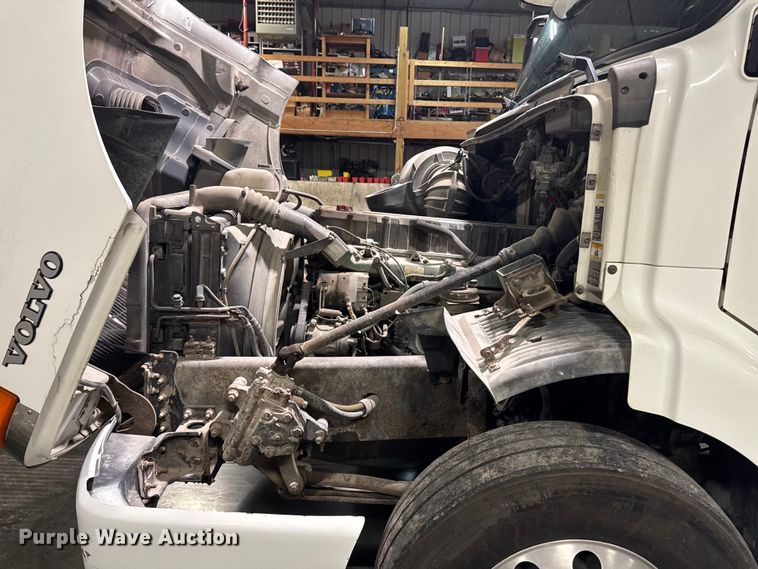 image for item EA2233 2002 Volvo VNL semi truck