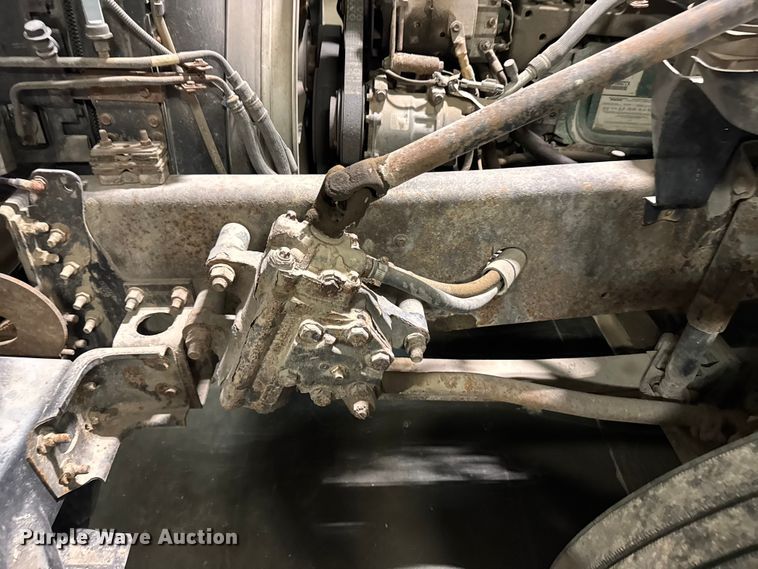 image for item EA2233 2002 Volvo VNL semi truck