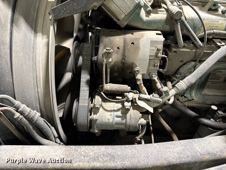 image for item EA2233 2002 Volvo VNL semi truck