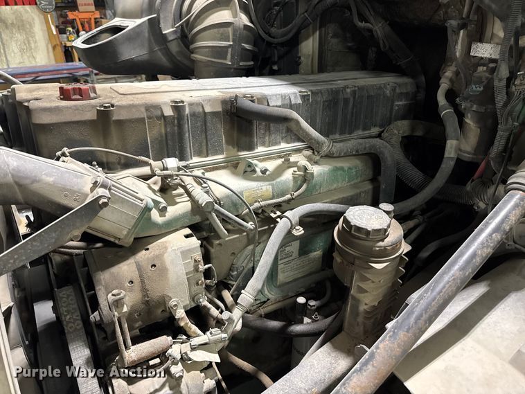 image for item EA2233 2002 Volvo VNL semi truck