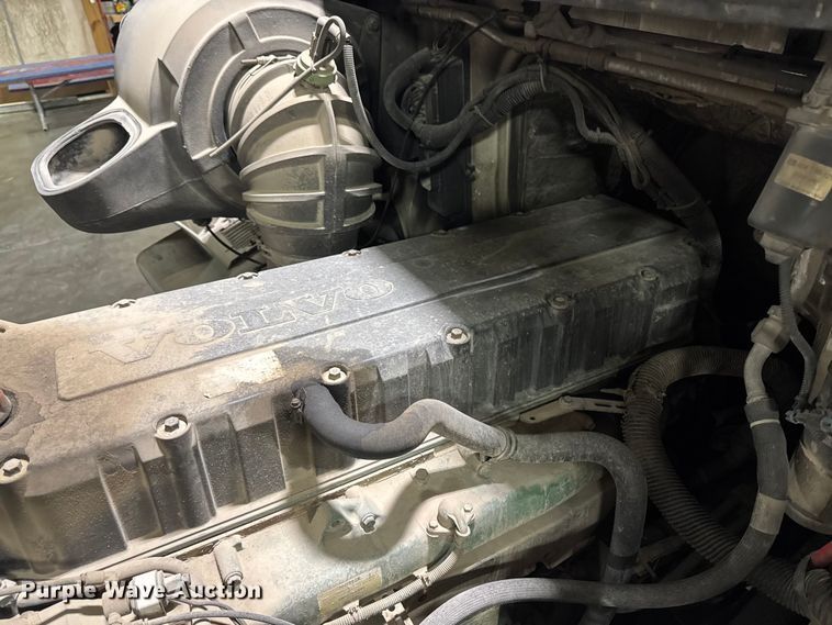 image for item EA2233 2002 Volvo VNL semi truck