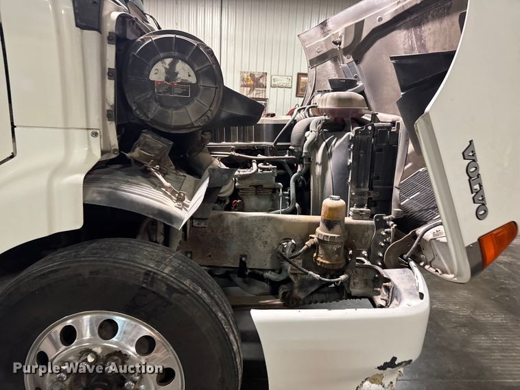 image for item EA2233 2002 Volvo VNL semi truck