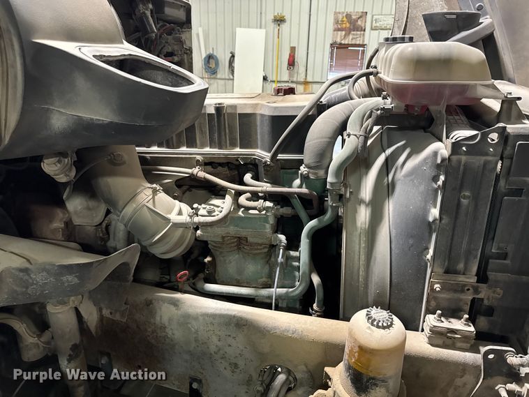 image for item EA2233 2002 Volvo VNL semi truck