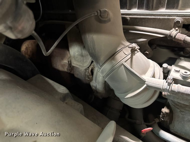 image for item EA2233 2002 Volvo VNL semi truck