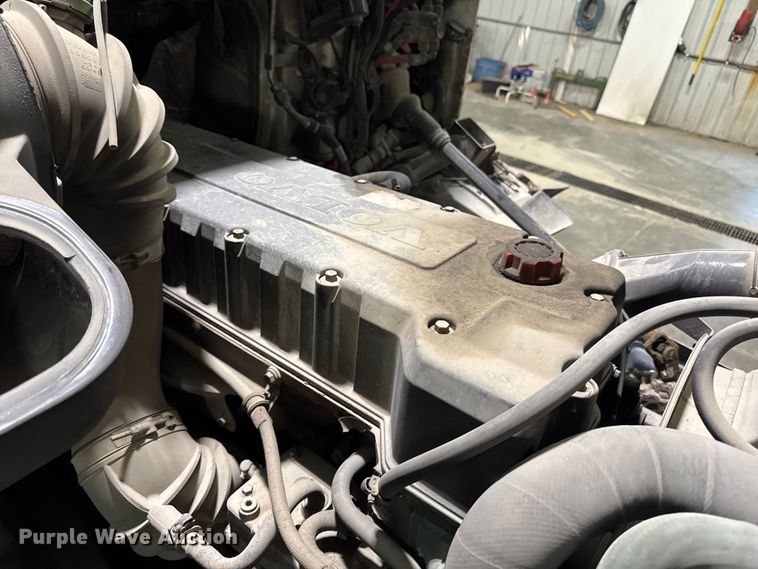 image for item EA2233 2002 Volvo VNL semi truck