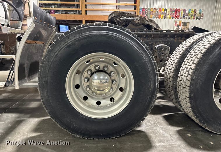 image for item EA2233 2002 Volvo VNL semi truck