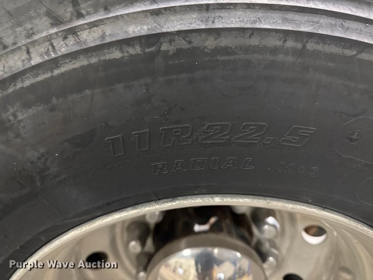 image for item EA2233 2002 Volvo VNL semi truck