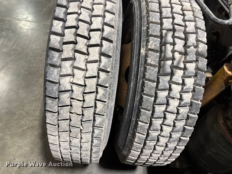 image for item EA2233 2002 Volvo VNL semi truck