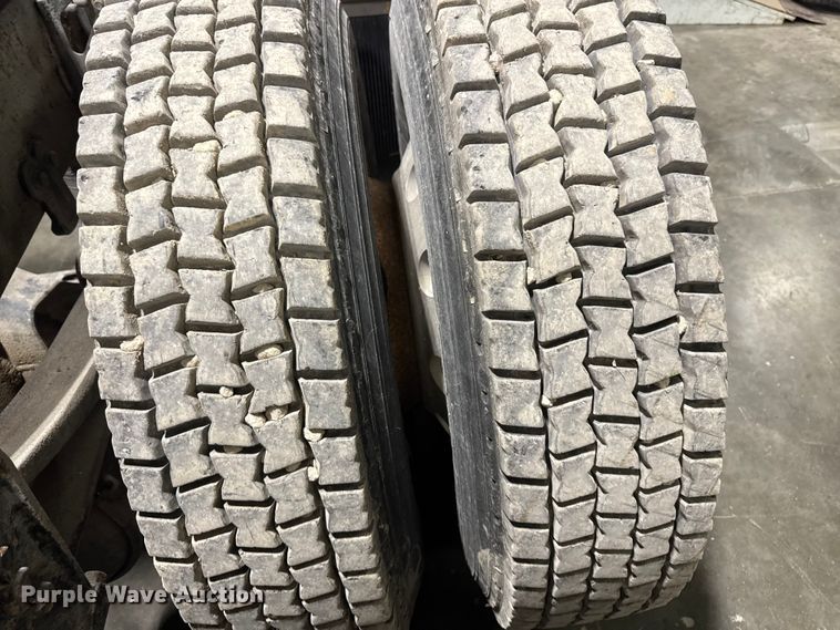 image for item EA2233 2002 Volvo VNL semi truck