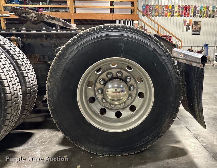 image for item EA2233 2002 Volvo VNL semi truck