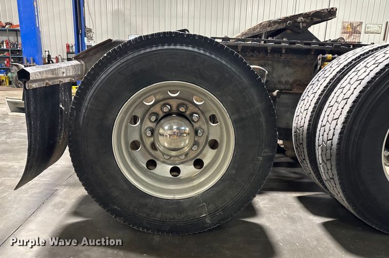 image for item EA2233 2002 Volvo VNL semi truck