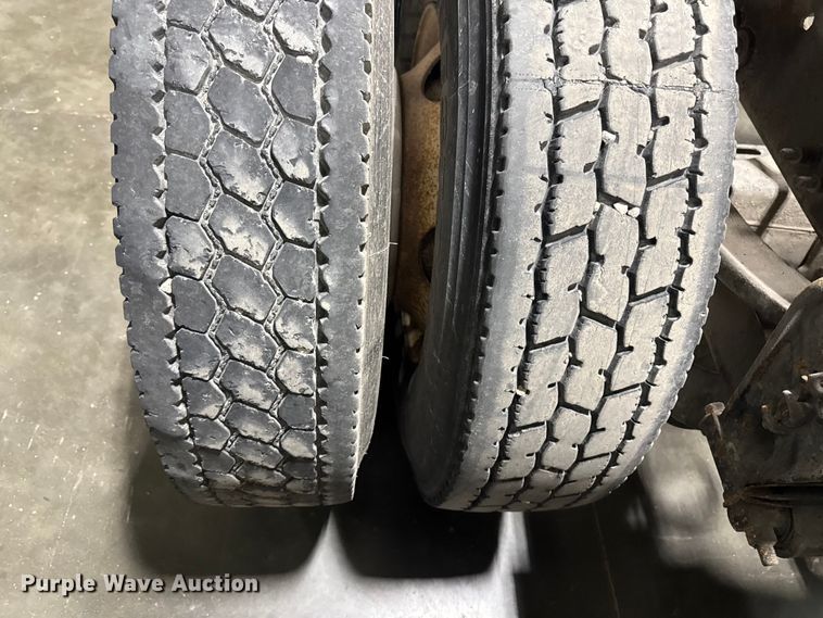 image for item EA2233 2002 Volvo VNL semi truck