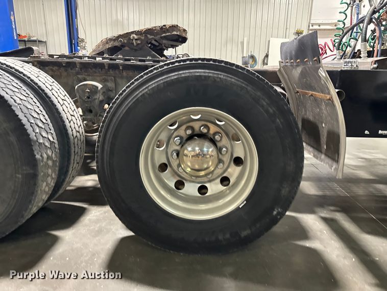 image for item EA2233 2002 Volvo VNL semi truck