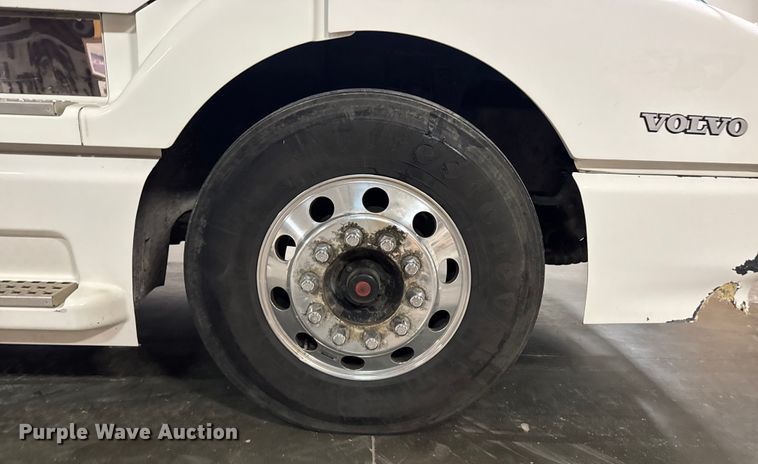 image for item EA2233 2002 Volvo VNL semi truck